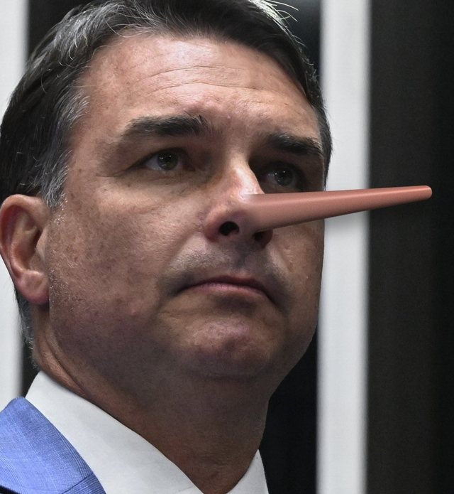 Flávio Bolsonaro no plenário do Senado, com um nariz de Pinóquio comprido saindo do rosto